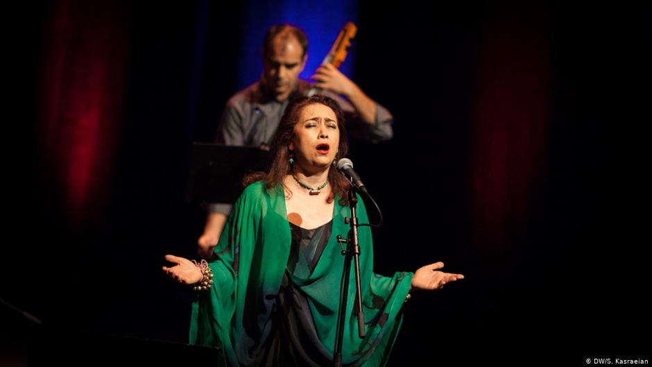المغنية الإيرانية مامك خادم تغني عام 2013 على مسرح قاعة الفيلهارمونيا في مدينة كولونيا الألمانية.   Foto: DW/Shirin Kasraeian
