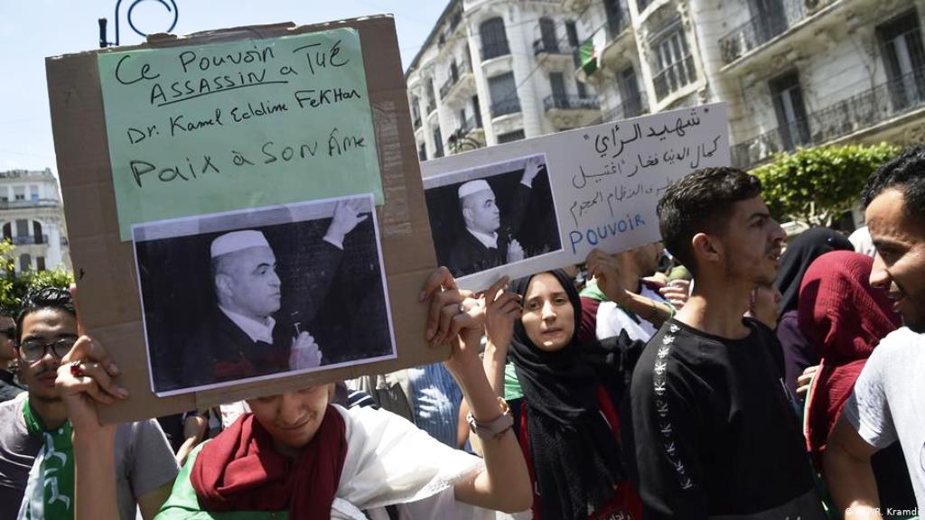 شهد الشارع الجزائري حالة من الصدمة والغضب بعد وفاة المناضل الحقوقي الأمازيغي كمال الدين فخار بعد إضراب عن الطعام دام أكثر من 50 يومًا ، احتجاجاً على اعتقاله احتياطياً منذ 31 مارس الماضي.