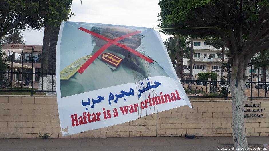 "Haftar ist ein Kriegsverbrecher" - Plakat in der libyschen Hauptstadt Tripolis im Mai 2019; Foto: picture-alliance/dpa