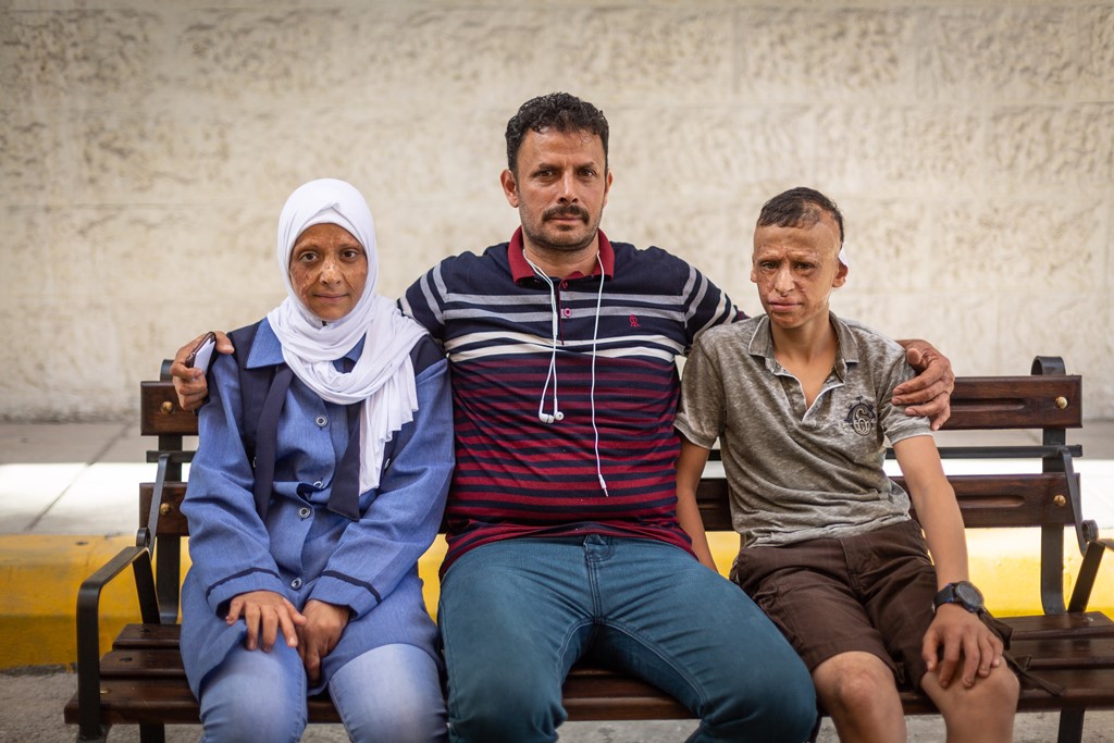 Die 11-jährige Redha und der 12-jährige Wessam gemeinsam mit ihrem Vater Hasan vor dem "Mowasah"-Krankenhaus in Amman; Foto: Philipp Breu