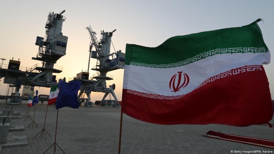 أعلام إيرانية مرفرفة خلال حفل افتتاح معدات وبنية تحتية جديدة في 25 شباط / فبراير 2019 في ميناء ساحلي جنوب شرق إيران، على خليج عمان.  (photo: Getty Images/AFP/A. Kenare)