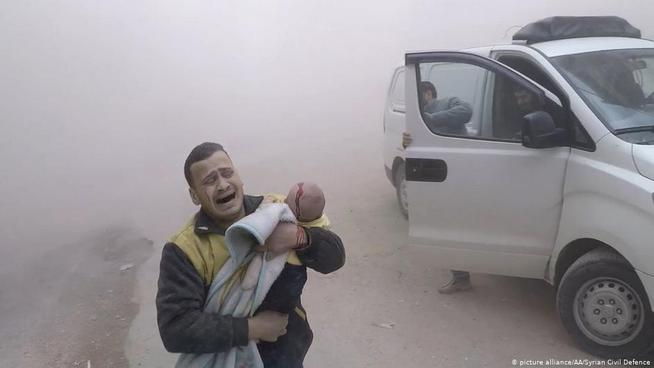 Fassbombenabwurf in Ost-Ghouta bei Damaskus; Foto: picture-alliance/dpa