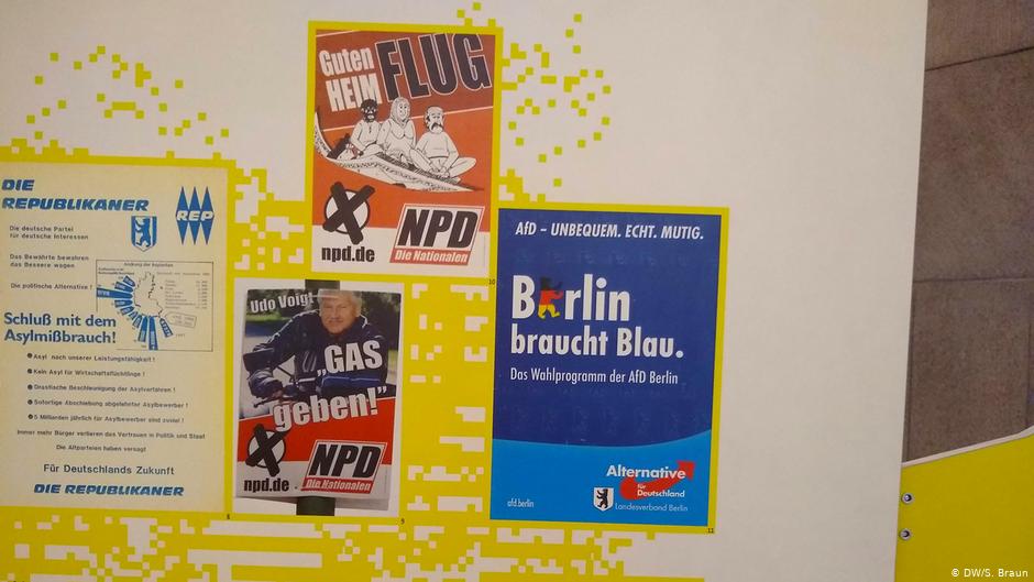 Wahlplakete der Republikaner, der NPD und der AfD auf der Ausstellung "Immer wieder? Extreme Rechte und Gegenwehr in Berlin seit 1945"; Foto: DW/S.Braun