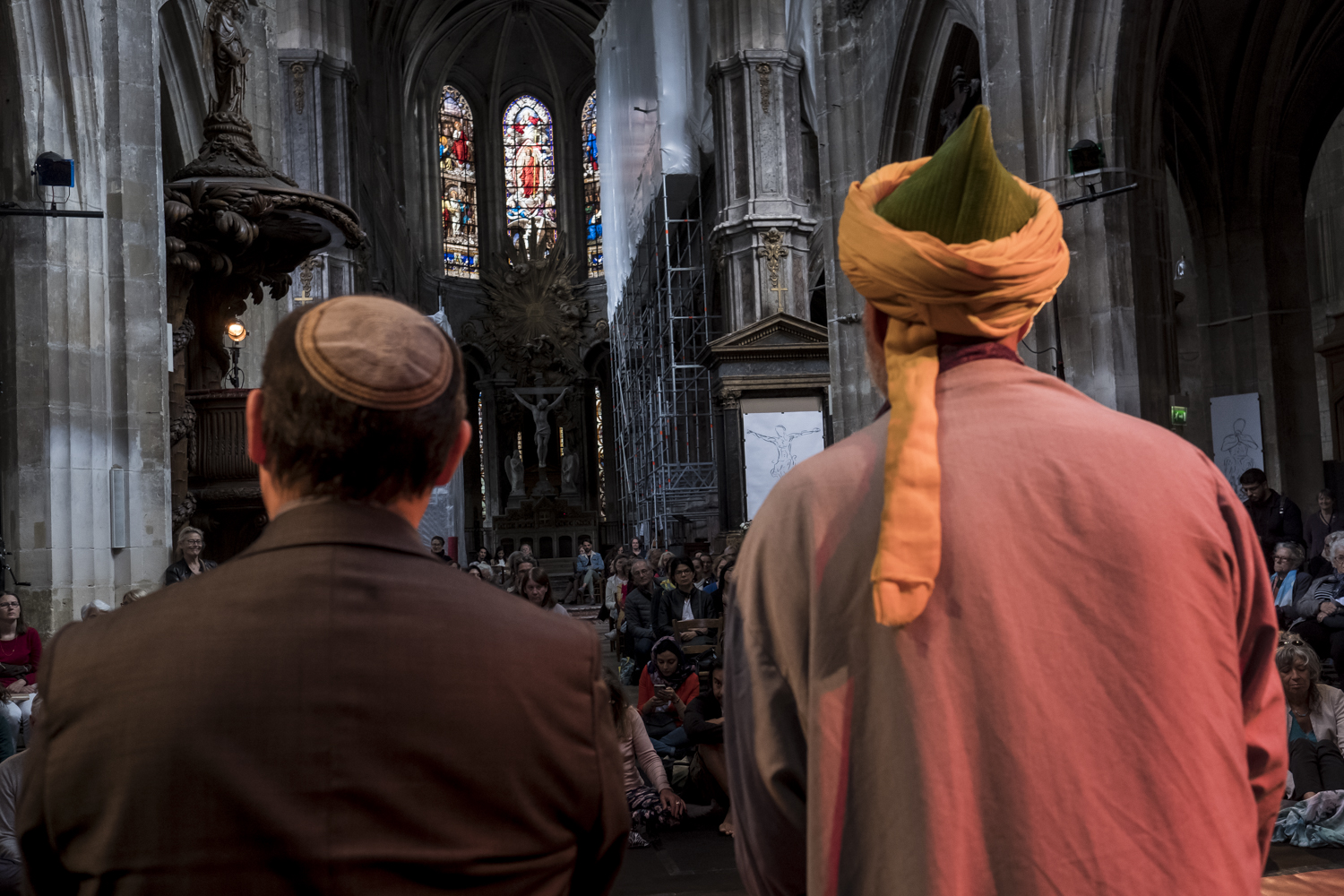 Rabbi Tom Cohen, founder of Kehilat Gesher, the French-American synagogue of Paris (left) and Abd El Hafid Benchouk, representative of the Naqshbandi Sufi Way in France during the "Nuit Sacree 2019" (photo: Jan Schmidt-Whitley / Le Pictorium)