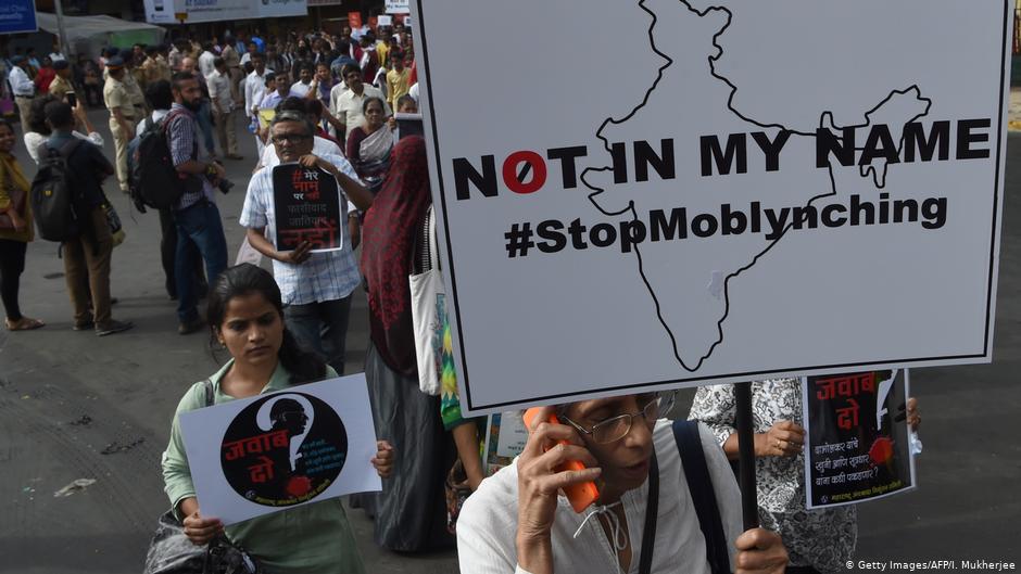 Demonstranten protestieren gegen die Ermordung von Angehörigen der indischen Minderheiten am 3. Juli 2017 in Mumbai; Foto: Getty Images/AFP/I. Mukherjee