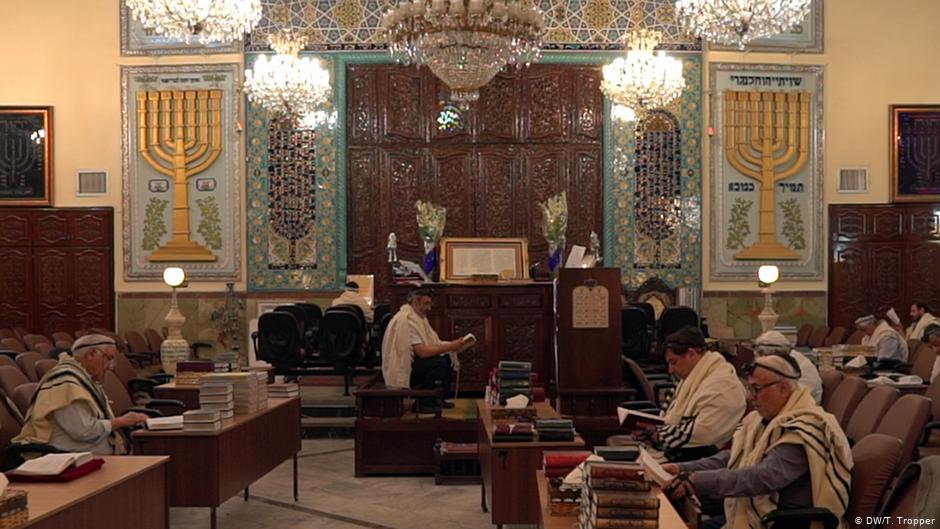 Jews in the Sukkot Shalom Synagogue in Tehranʹs Yusuf-Abad district (photo: DW)