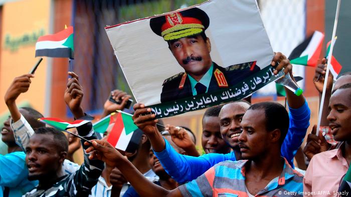 Army supporters hold up a poster of General Abdel Fattah Burhan (photo: Getty Images/AFP/A. Shazly)