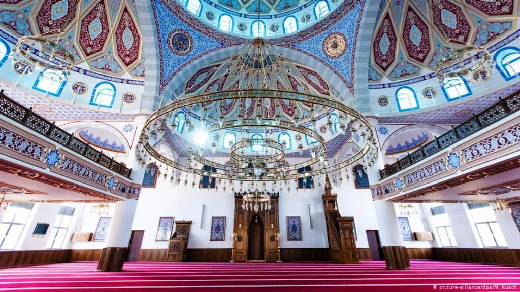 Blick an die Decke im Innenraum der Ditib-Merkez-Moschee in Duisburg. Sie gehört zu den größten islamischen Gotteshäusern in Deutschland. ( Foto: picture-alliance/dpa/M. Kusch)