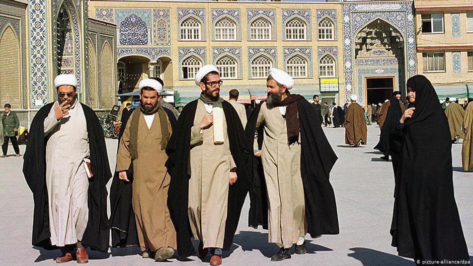 Iranische Geistliche vor der religiösen Schule von Faizeh in der heiligen Stadt Ghom; Foto: dpa/picture-alliance