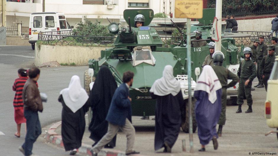 Militärs in Bab El-Oued, einem ärmeren Stadtteil Algiers, im Jahr 1992; Foto: AFP/Getty Images
