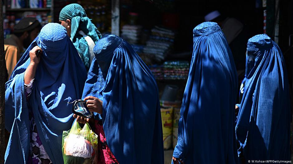 Afghanische Frauen mit Burkas; Foto: W. Kohsar/AFP/Getty Images