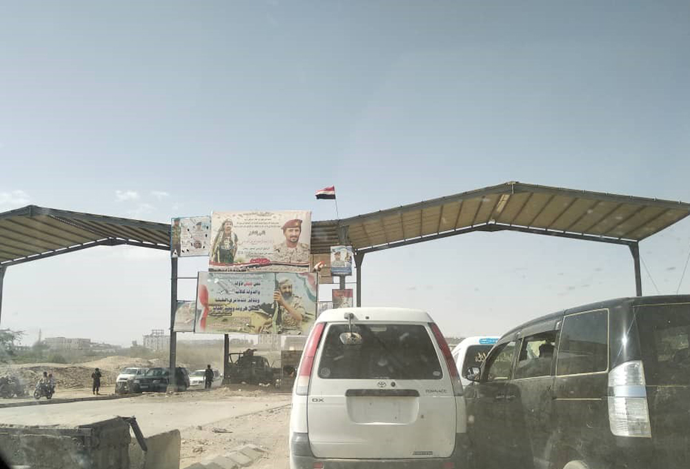 حاجز على الطريق المؤدية إلى مدينة مأرب في اليمن، حيث تخلّد اللوحات الإعلانية الكبيرة ذكرى الذين قتلوا في المواجهات ضد الحوثيين. (photo: Ahmed Nagi)