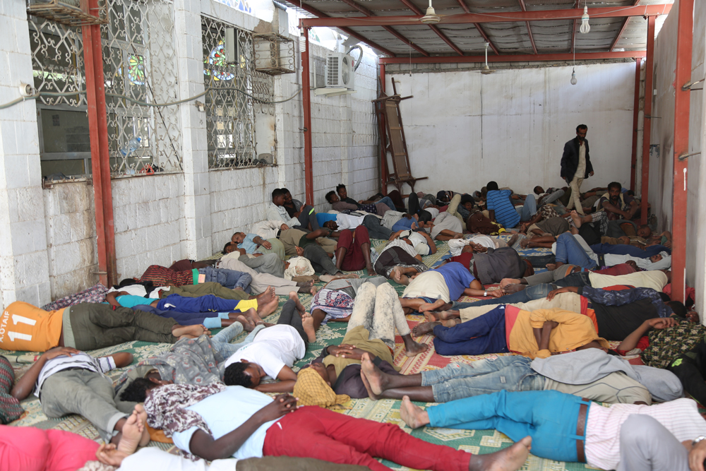 في مدينة مأرب بِـ اليمن - مهاجرون أفارقة ينامون في مساحة صغيرة عند مدخل أحد المساجد. (photo: Ahmed Nagi)