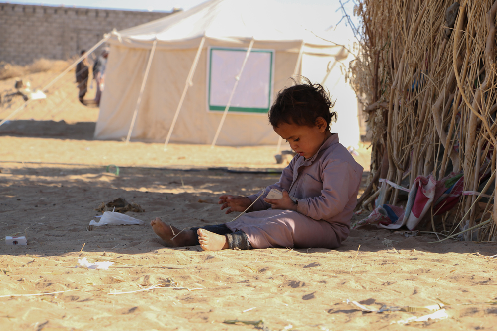 صبي صغير يلعب وحده قرب خيمة أسرته - في منطقة مأرب باليمن. (Ahmed Nagi)