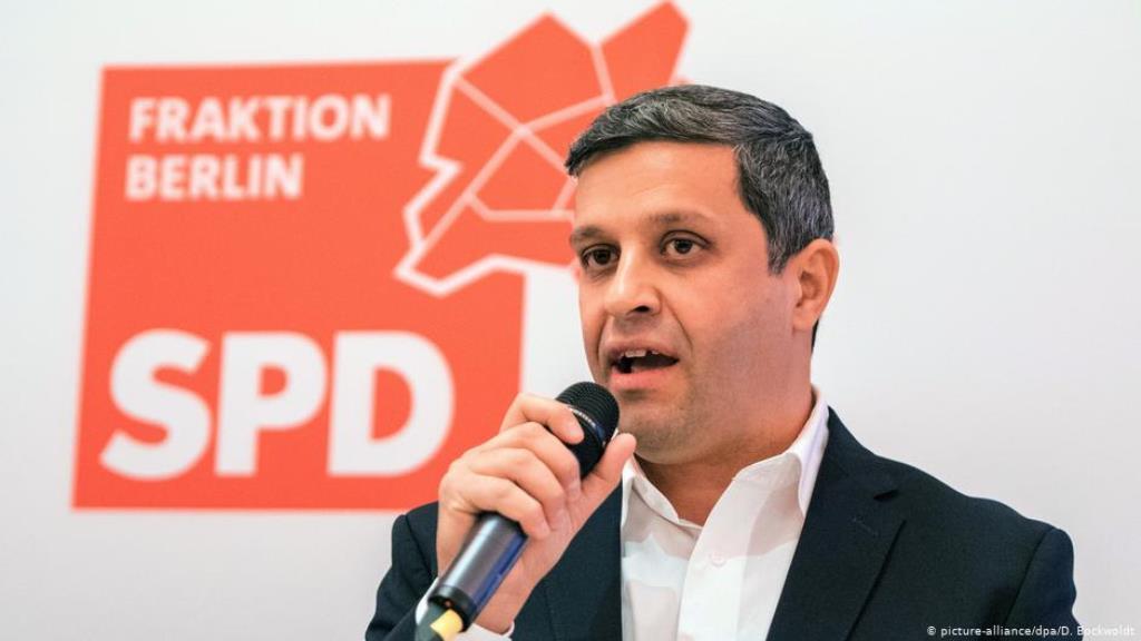 Der Berliner SPD-Fraktionsvorsitzende Raed Saleh spricht während einer Klausur der SPD-Fraktion des Abgeordnetenhauses von Berlin. Foto: dpa-Bildfunk/Daniel Bockwoldt