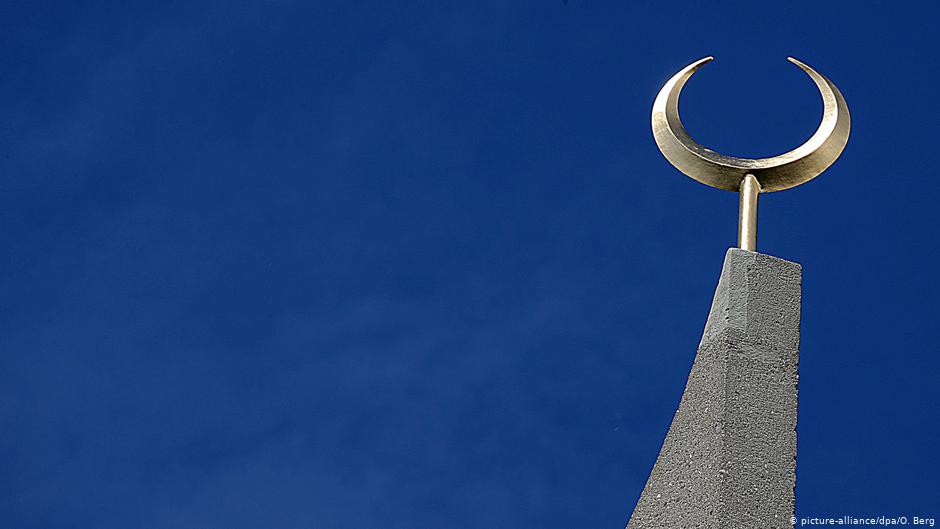   المسجد المركزي في مدينة كولونيا - ألمانيا  - مئذنة الهلال الذهبي. (picture-alliance/dpa/O. Berg)