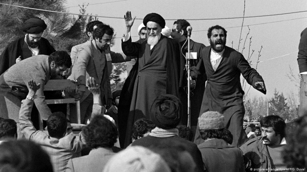 Leader of the Islamic revolution: Ayatollah Khomeini returns from exile in France (photo: picture-alliance/dpa/AFP/G. Duval)