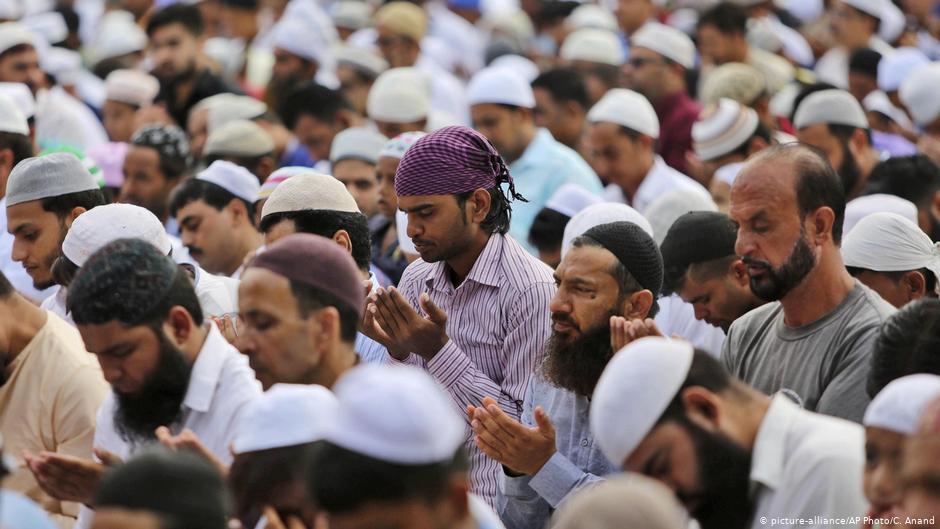 مسلمون في كشمير الخاضعة للإدارة الهندية يؤدون صلاة عيد الأضحى. (photo: picture alliance/AP Photo/C. Anand)