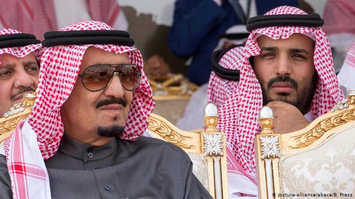 الملكيات العربية - سلطوية متسلطة أم إصلاحية مرنة؟ König Salman Bin Abdul Aziz Al Saud und Kronprinz Mohammed Bin Salman Al Saud (picture-alliance/abaca/B. Press)