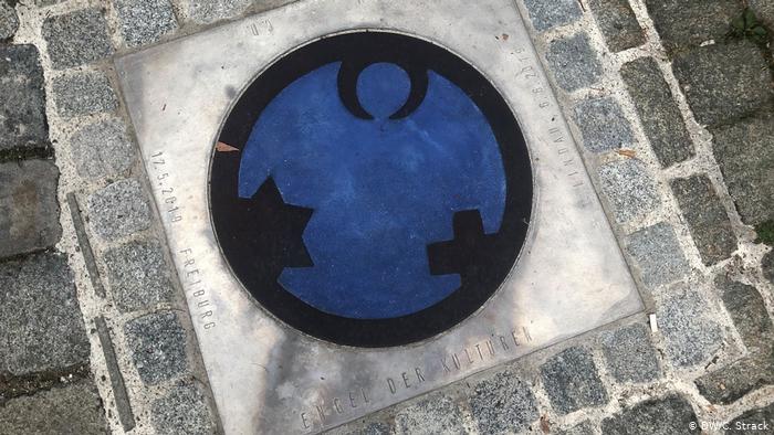 "Engel der Kulturen" im Straßenpflaster von Lindau: Die Symbole für Judentum, Christentum und Islam bilden einen Engel, Foto: DW