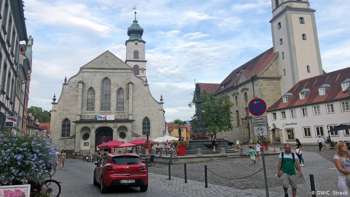 Im Zentrum der Insel Lindau: die evangelische und die katholische Kirche der Stadt; Foto: DW