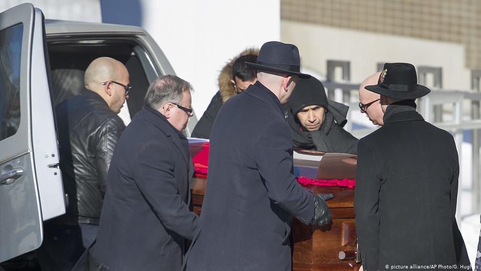 The coffin with one of the victims of the mosque shooting in Quebec City arrives in Montreal for a funeral service on Thursday, 2 February 2017 (photo: picture alliance/AP Photo/G. Hughes)
