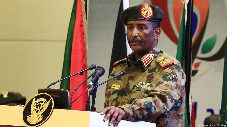 رئيس المجلس العسكري في السودان عبد الفتاح البرهان ببزته العسكرية الخضراء المرقطة. Foto: Imago