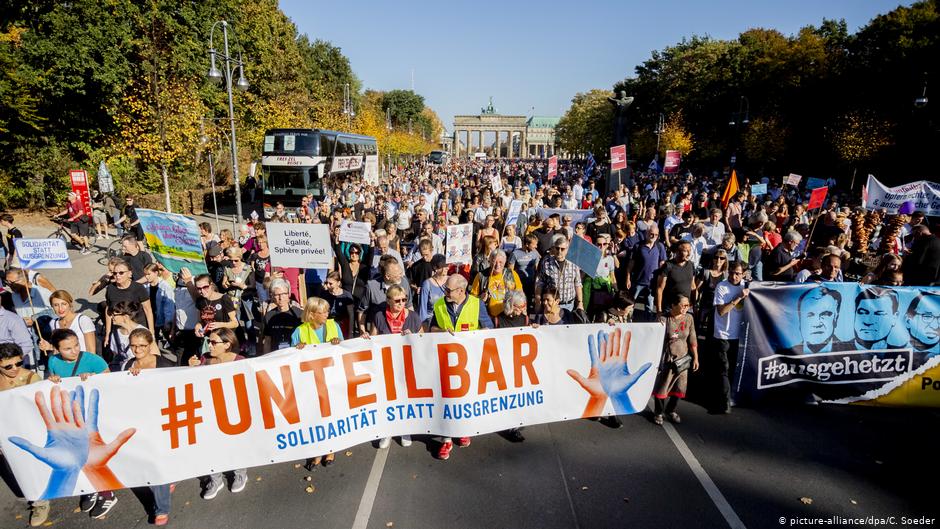 Demonstration against racism and right-wing populism under the slogan "Indivisible" in front of the Brandenburg Gate in Berlin (photo: Christoph Soeder/dpa)