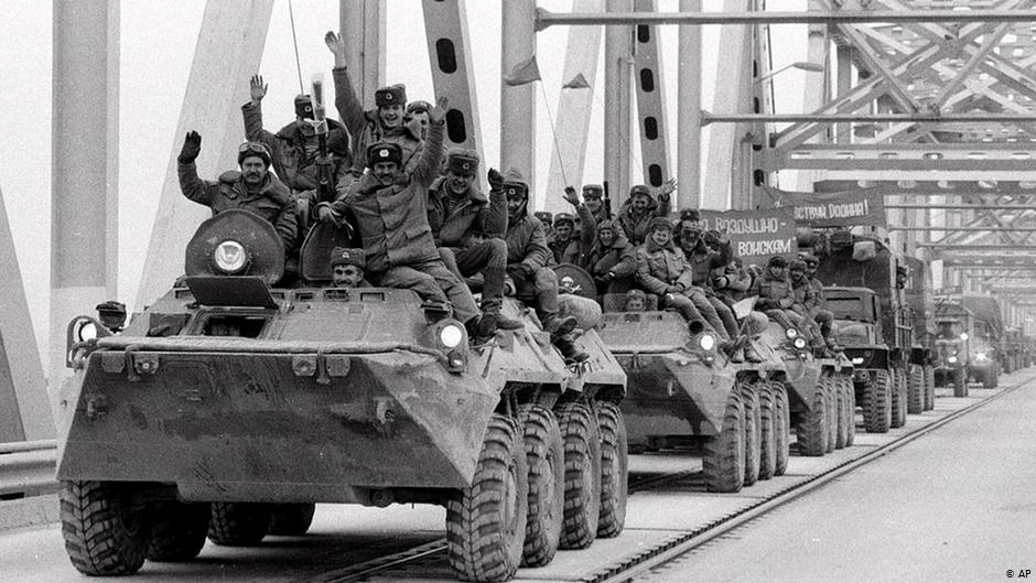 انسحاب آخر الوحدات العسكرية السوفييتية من ترميز ، أفغانستان في 15 فبراير / شباط 1989.  Foto: AP
