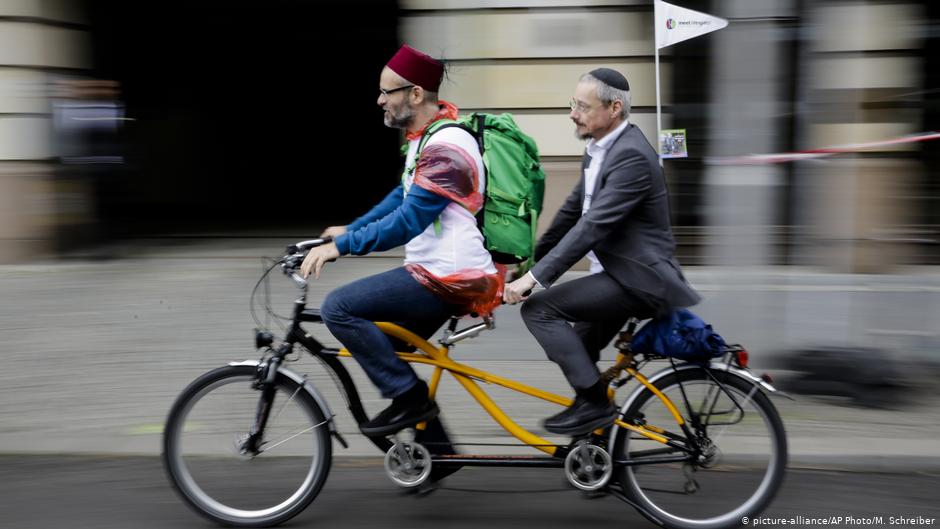 A Muslim and a Jew ride a tandem bicycle through Berlin (picture-alliance/AP Photo/M. Schreiber)  