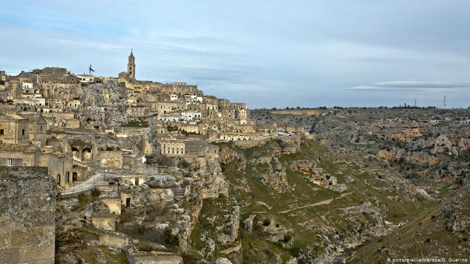 The hilltop location of Matera in southern Italy (picture-alliance/dpa/G. Guarino)  