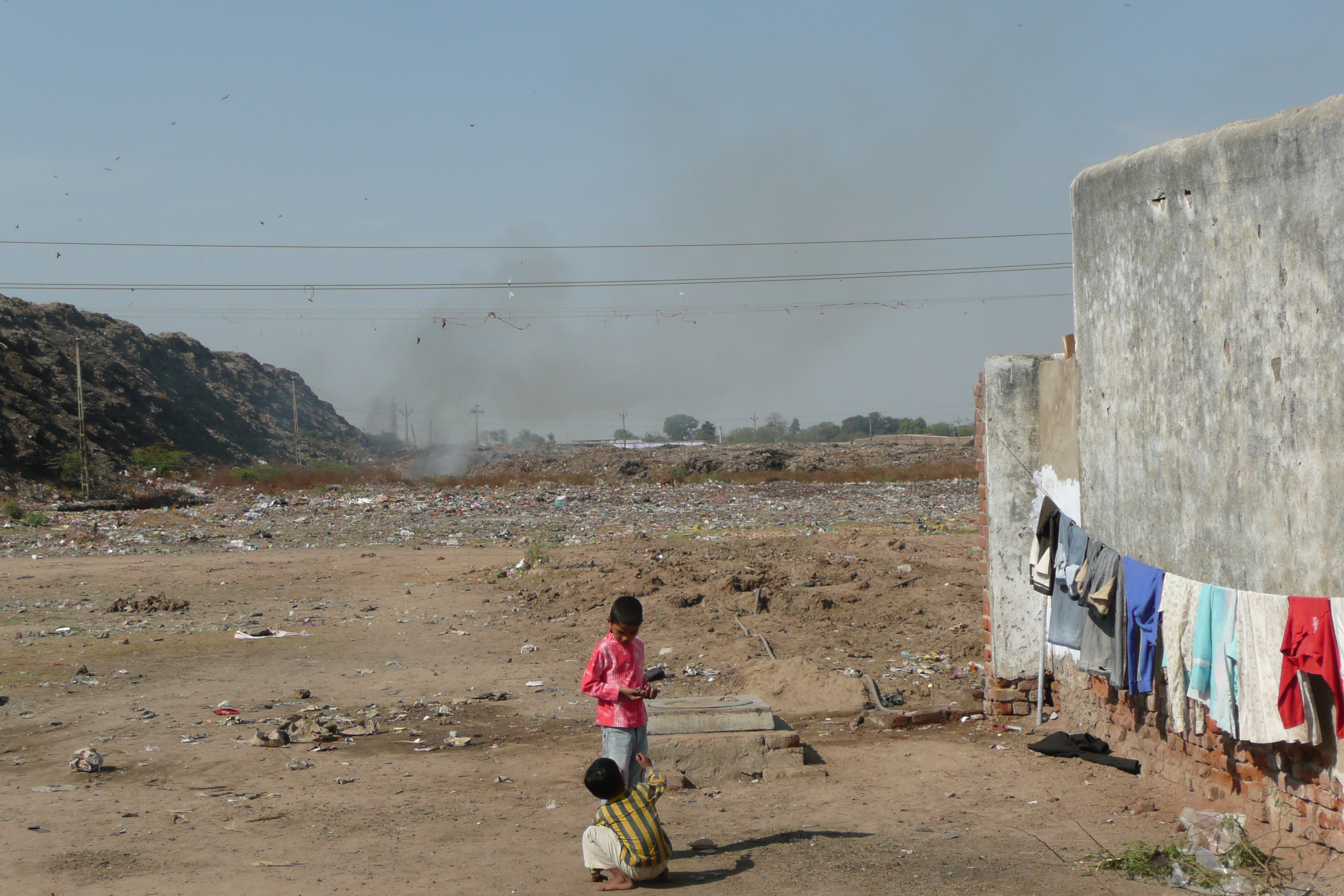 حي من الصفيح واقع في ضواحي مدينة أحمد آباد باسم سيتيزن-ناغر "مستوطنة المواطنين" - الهند.  Foto: Dominik Müller