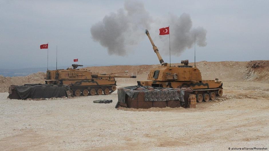 Türkische Panzer schießen auf syrisches Territorium im Verlauf der Militäroffensive in Nordsyrien; Foto: picture-alliance/photoshot