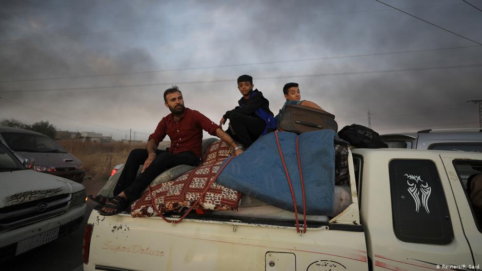 أكراد فارون بشاحنة من مدينة تل أبيض ومدينة رأس العين في سوريا. Foto: Reuters/R.Said 
