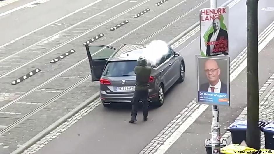 Der rechtsextremistische Attentäter von Halle schießt auf einer Straße mit seinen selbst gebastelten Feuerwaffen; Foto: Reuters