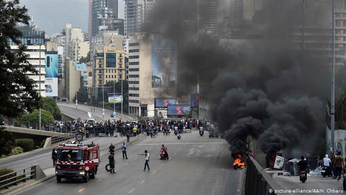 لبنان - أزمات متلاحقة أشعلت احتجاجات واسعة قدحت شرارتها ضريبة الوتساب 