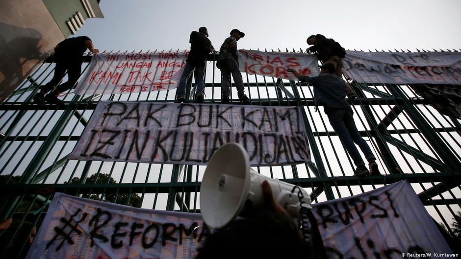 Studentenprotest vor dem Parlament in Jakarta am 23.09.2019; Foto: Reuters