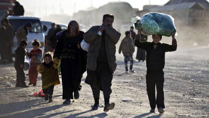 Syrische Flüchtlinge verlassen ihr Land in Richtung syrisch-türkische Grenze; Foto: Imago/Zuma