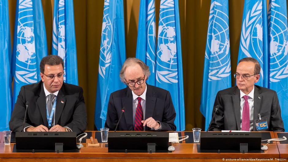Syria's constitutional committee convenes for the first time: Ahmad Kuzbari (left), co-chairman and member of the Syrian government, Geir Pedersen, UN Special Envoy for Syria (centre) and Hadi al-Bahra, co-chairman and member of the Syrian opposition, in Geneva on 30.10.2019 (photo: picture-alliance/dpa)