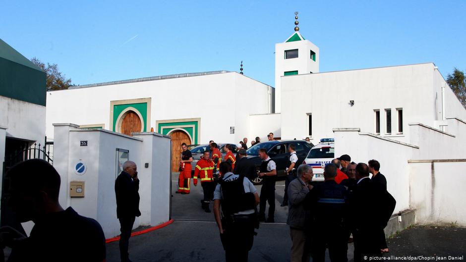 Police outside the mosque in Bayonne, France,  following the attempted arson attack on 28.10.2019 (photo: picture-alliance/dpa)