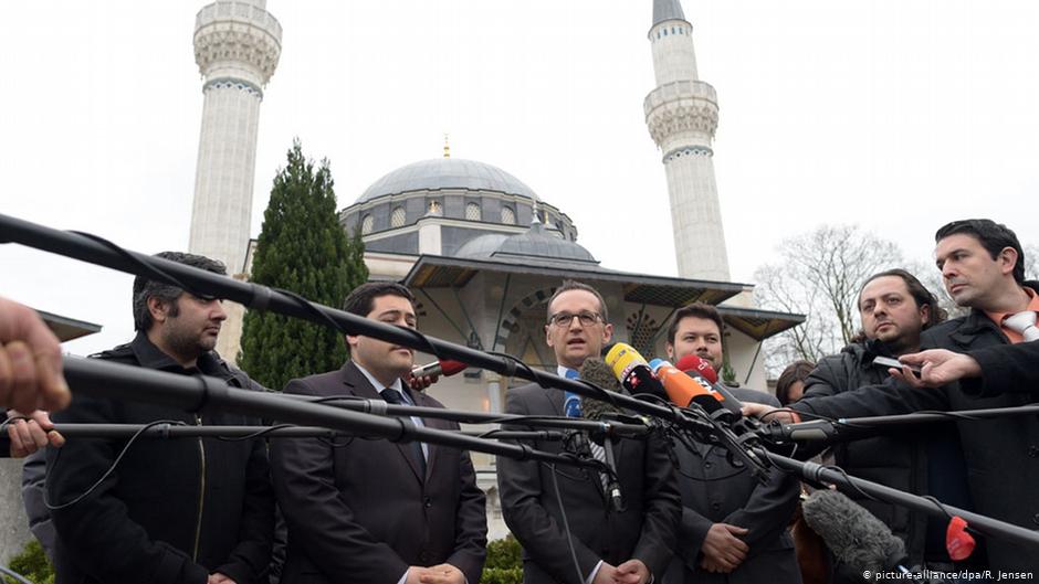Germany's former justice minister Heiko Maas (SPD) gives a statement relating to the Charlie Hebdo attack in Paris while on a visit to Berlin's Sehitlik mosque on 09.01.2015 (photo: picture-alliance/dpa/R. Jensen)