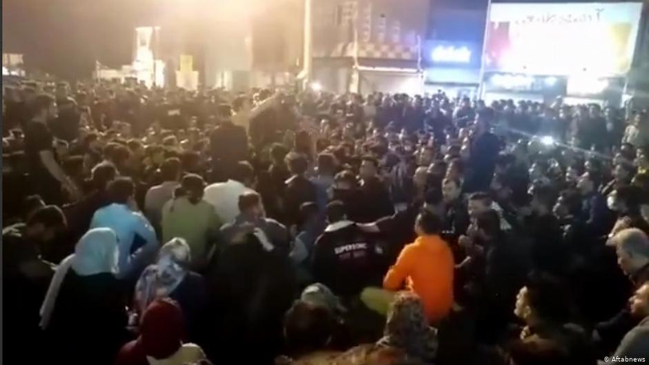 إيران - مقتل مدني وإصابة آخرين باحتجاجات اتسعت غداة قرار حكومي برفع أسعار البنزين في بلد تضغطه العقوبات