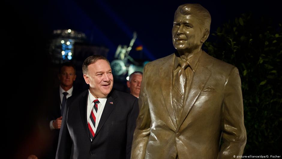 Pompeo enthüllt am 8.11.2019 in der US-Botschaft in Berlin eine Statue Ronald Reagans; Foto: picture-alliance/dpa