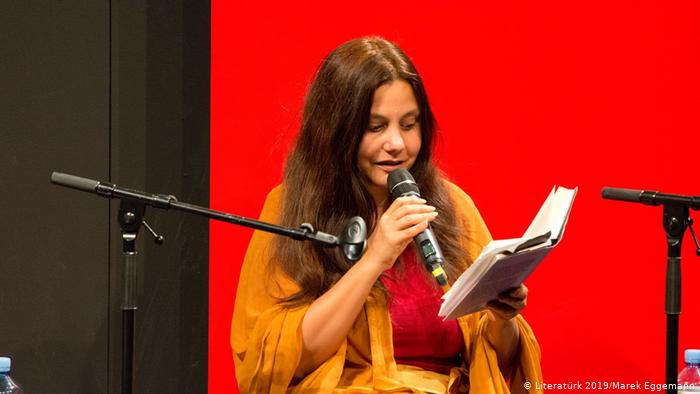 Mithu M. Sanyal reads her essay "Zuhause" at the Literaturk Festival in Essen (photo: Literaturk 2019/Marek Eggemann)