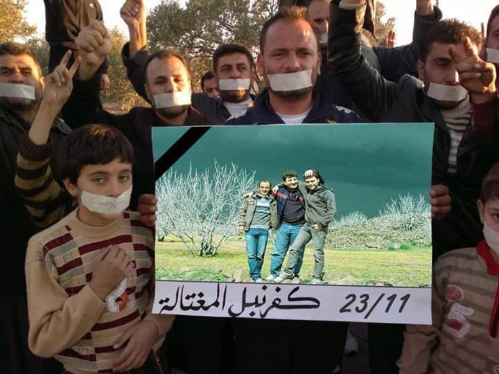 Protest-Veranstaltung in Kafranbel nach der Ermordung von Raed und Hamoud; Quelle: Facebook/Kafranbel