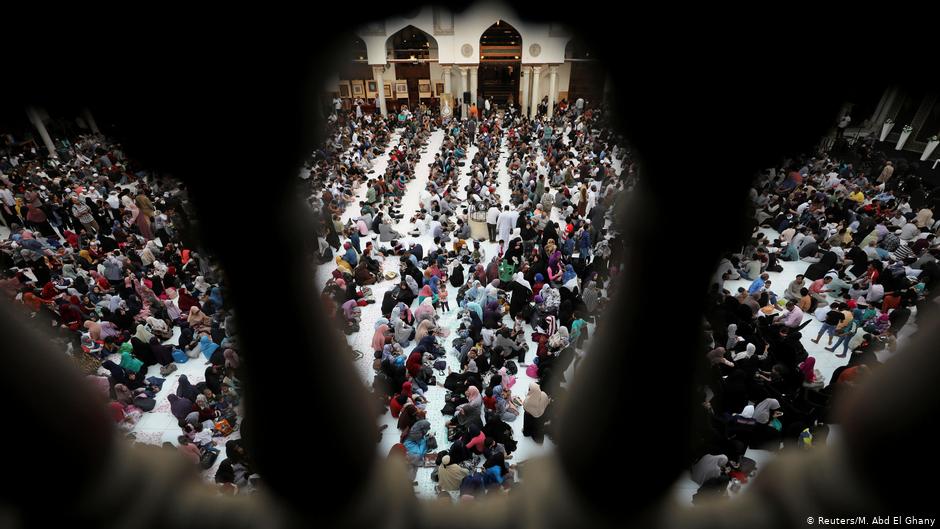 Muslims break their fast during Ramadan at Al Azhar mosque in Cairo, 12 May 2019 (photo: Reuters/Mohamed Abd El Ghany)