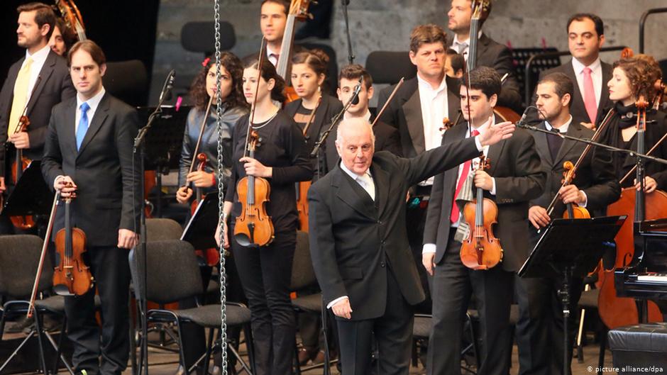 The East-Western Divan Orchestra conducted by Daniel Barenboim (photo: picture-alliance/dpa) 