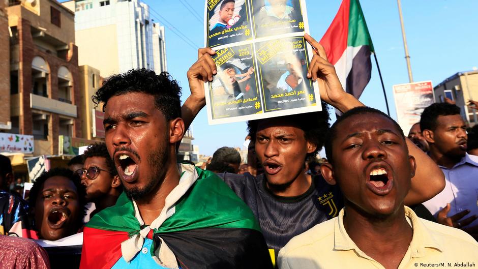متظاهرون مطالبون بـ "تفكيك نظام الإنقاذ" وحل حزب المؤتمر الوطني الذي كان يتزعمه الرئيس السوداني السابق عمر البشير. (photo: Reuters/M. N. Abdallah) 