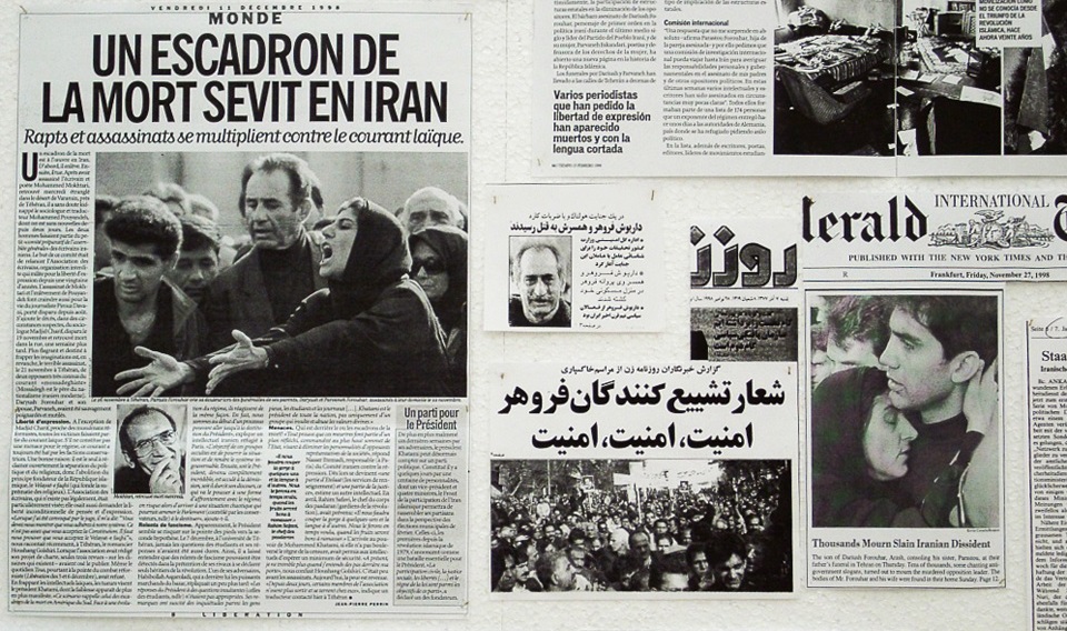 Internationale Zeitungsberichte dokumentieren den politischen Mord am Ehepaar Forouhar im Herbst 1998 im Iran; Quelle: parastou-forouhar.de