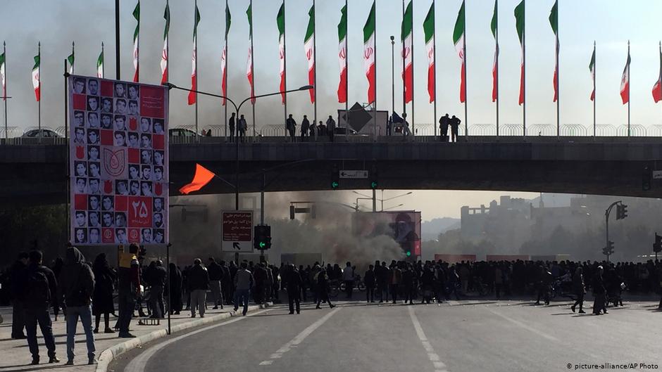 Smoke rises during protests against a rise in petrol prices in Isfahan, Iran (photo: picture-alliance/AP Photos) 